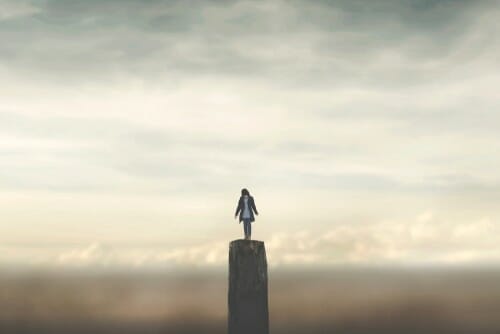 フランスで女性が木の柱の上に立っています。