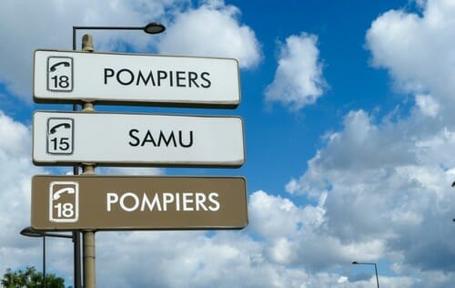 「pompiers samu」と「pompiers」という言葉が書かれたフランスの道路標識。