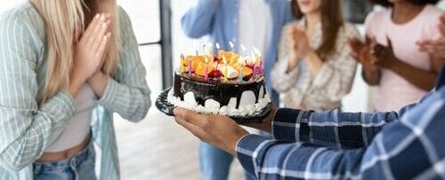 フランスで誕生日ケーキを求めて拍手する人々のグループ。