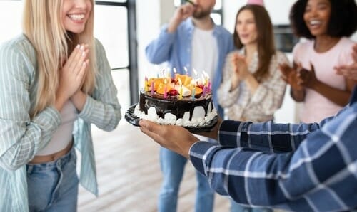 フランスで誕生日ケーキを求めて拍手する人々のグループ。