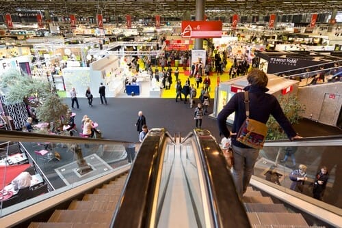 フランスの雰囲気が漂う大規模な展示会のエスカレーター。