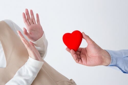 フランスから来た男性が女性に赤いハートを贈っています。