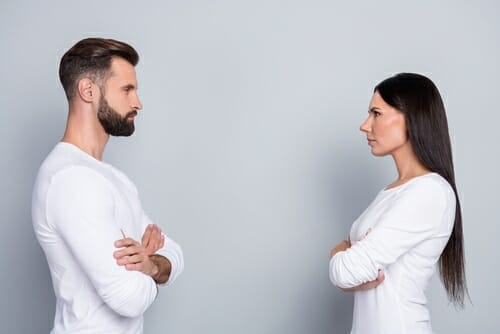 灰色の背景に向かい合うフランスの男性と女性。