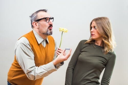 フランスから来た男性が女性に花を贈っています。