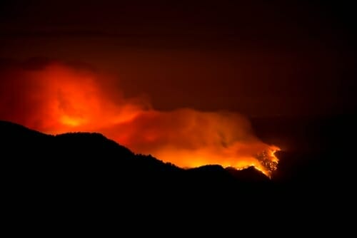 フランスの夜、山で火が燃える。