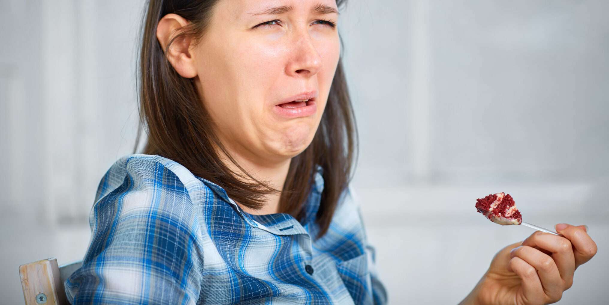 スプーンでフランス産の肉を味わう女性。