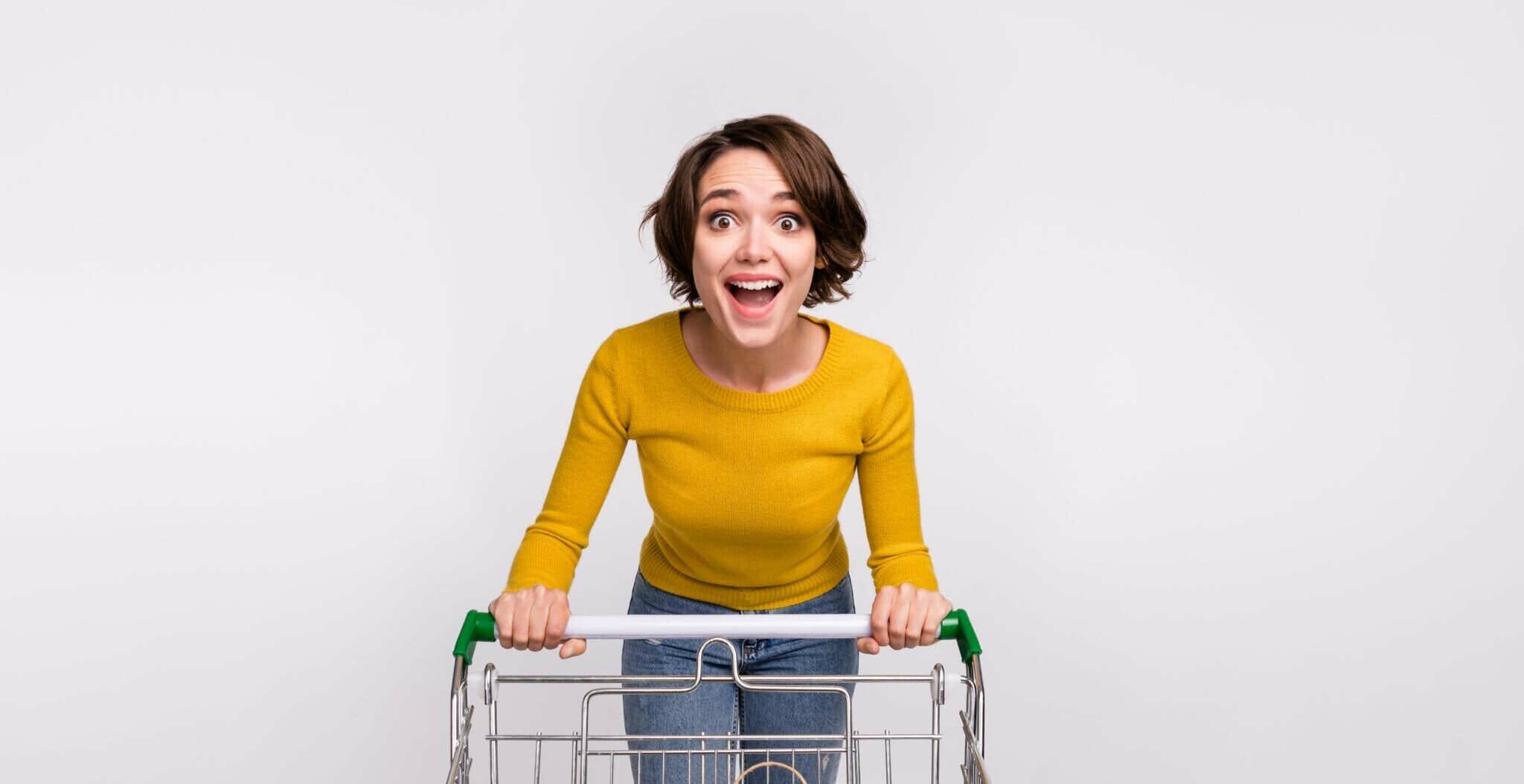 フランスで若い女性がショッピングカートに座っています。