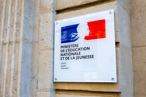 建物の側面にあるフランスの標識には、ministère de l'éducation et de la jeunesse と書かれています。