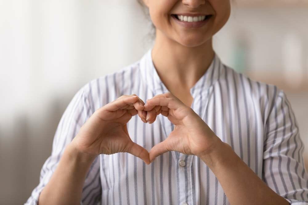 フランスで手でハートの形を作る女性。