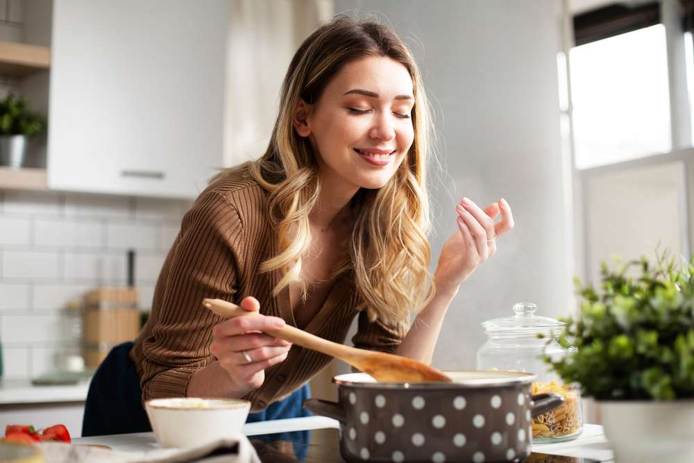 女性がキッチンでフランス料理を準備しています。