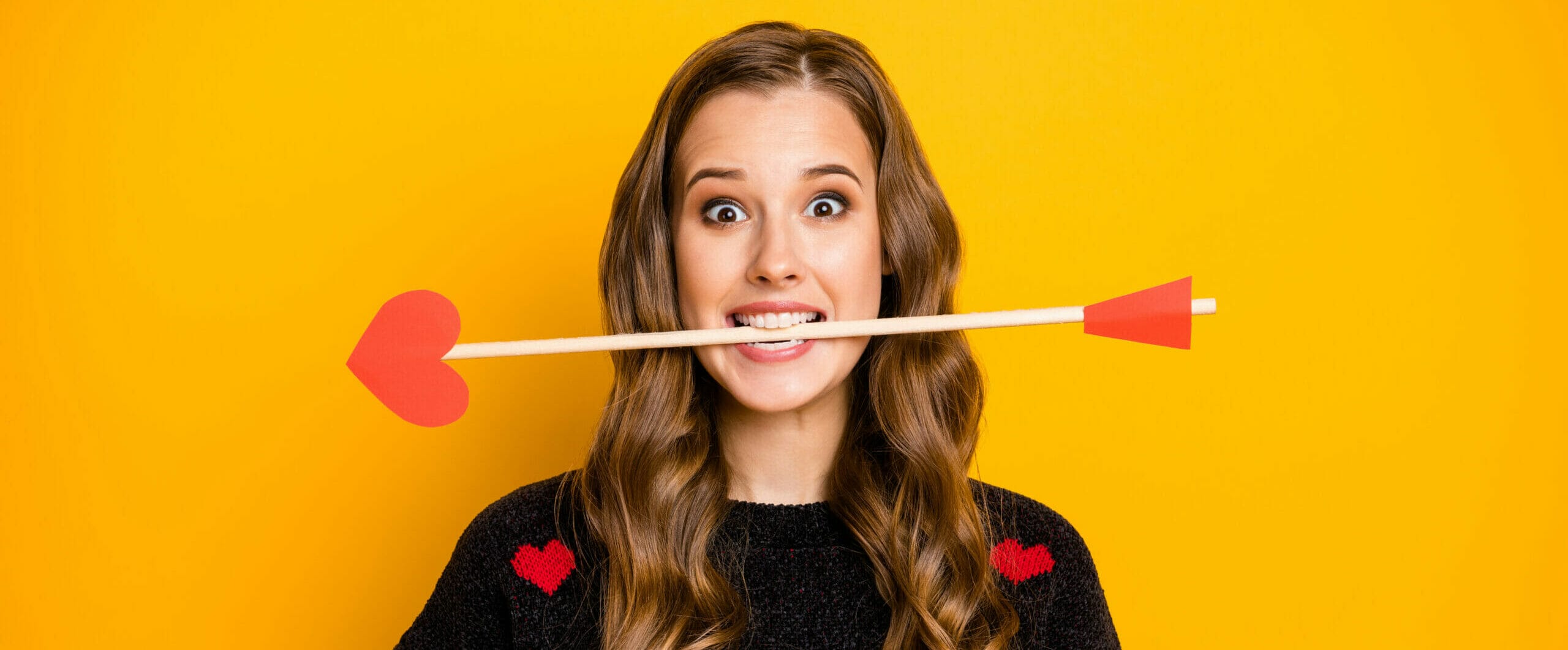 フランスで口から矢が突き出ている少女。