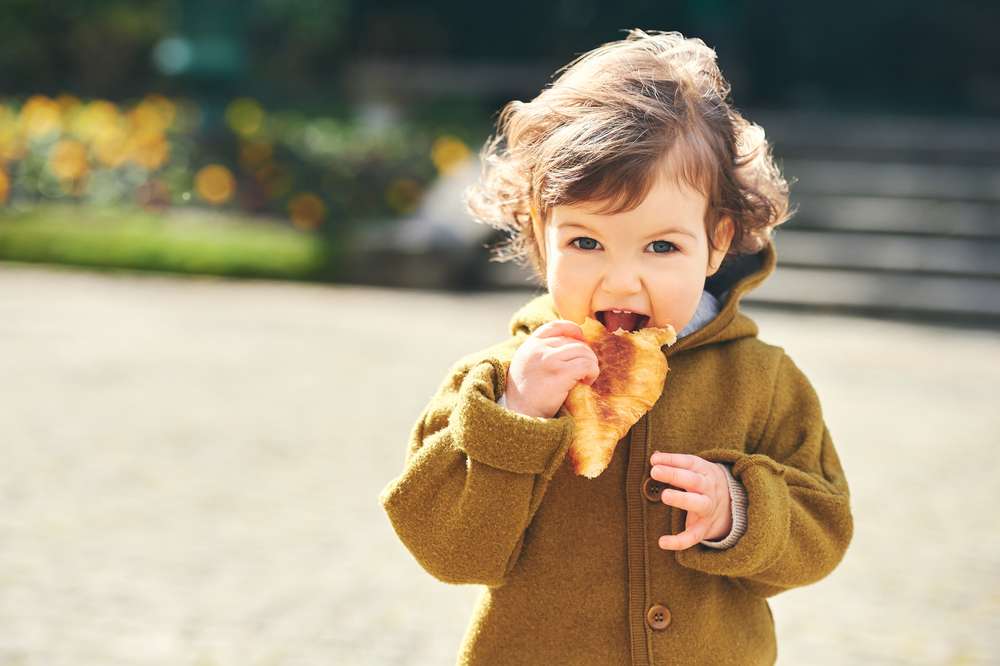 おやつを食べる子供