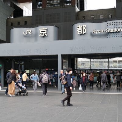 京都の京都駅では、日本語と英語の文字が書かれた看板を掲げて人々が行き交う。近くの居心地の良いフランス語教室マンツーマンでも、フランス語を学びたい人向けに個別のレッスンを提供しています。.