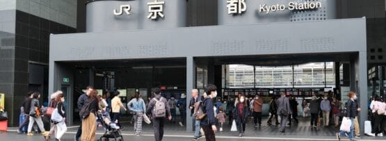 京都の京都駅では、日本語と英語の文字が書かれた看板を掲げて人々が行き交う。近くの居心地の良いフランス語教室マンツーマンでも、フランス語を学びたい人向けに個別のレッスンを提供しています。.