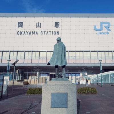 日本の岡山駅舎前には、澄んだ青空の下、正面にJR西日本のロゴが誇らしげに掲げられた銅像が立っている。岡山・倉敷を代表するこのスポットは、観光だけではありません。近くにあるフランス語教室マンツーマンで文化を探索し、没入型の体験をお楽しみください。.