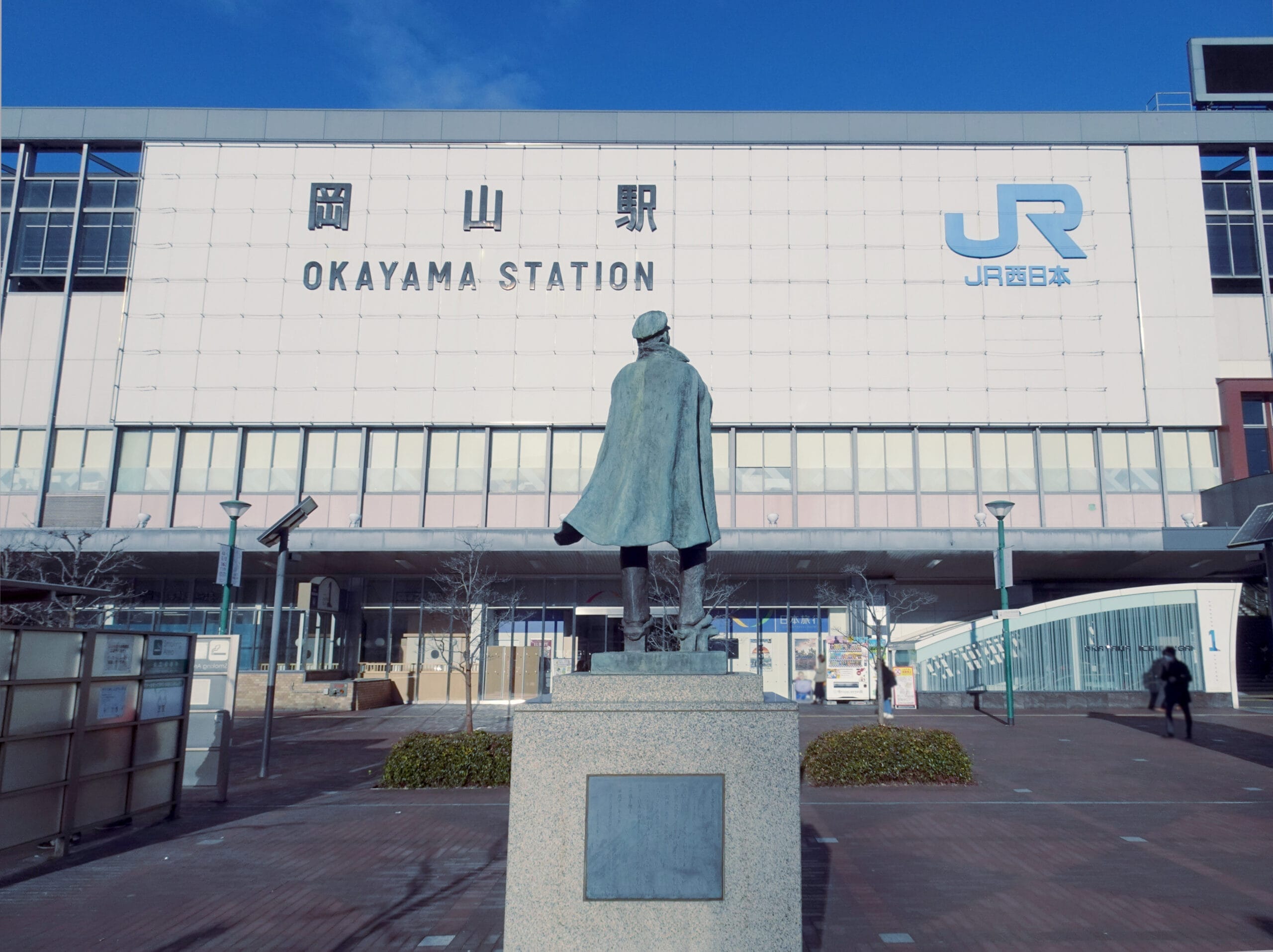 日本の岡山駅舎前には、澄んだ青空の下、正面にJR西日本のロゴが誇らしげに掲げられた銅像が立っている。岡山・倉敷を代表するこのスポットは、観光だけではありません。近くにあるフランス語教室マンツーマンで文化を探索し、没入型の体験をお楽しみください。.