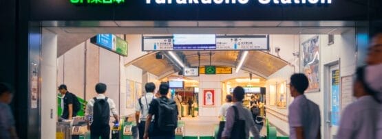 有楽町駅では改札口から出入りする人がいますが、入り口の上には目的地まで案内する標識があります。近くには、この賑やかなエリアでフランス語を学びたい人に、マンツーマンのフランス語教室というユニークな機会を提供しています。.