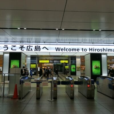 広島駅の入り口エリアには改札口があり、英語と日本語で「Welcome to hiroshima」と書かれた歓迎の看板があります。近くには、広島で個人に合わせたフランス語レッスンを提供するフランス語教室マンツーマンのような機会があります。.