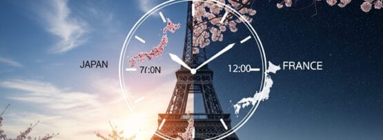 エッフェル塔の上の時計が、左側の日本の昼と右側のフランスの夜に景色を分け、その両側を桜が縁取っています。.